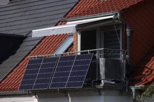 States OK solar panels for balconies. Safety guidelines haven’t caught up.